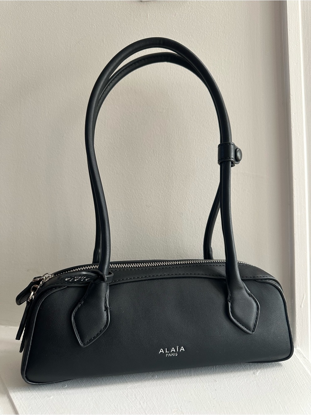 Like New Alaia le teckel small Black Leather Shoulder Bag